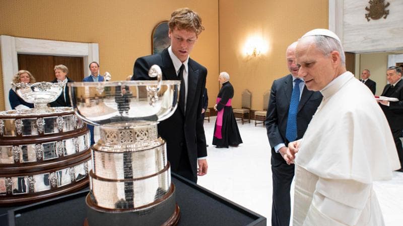 Sinner e Binaghi mostrano la Papa la Davis e la Billie JK Cup vinte dall'Italia