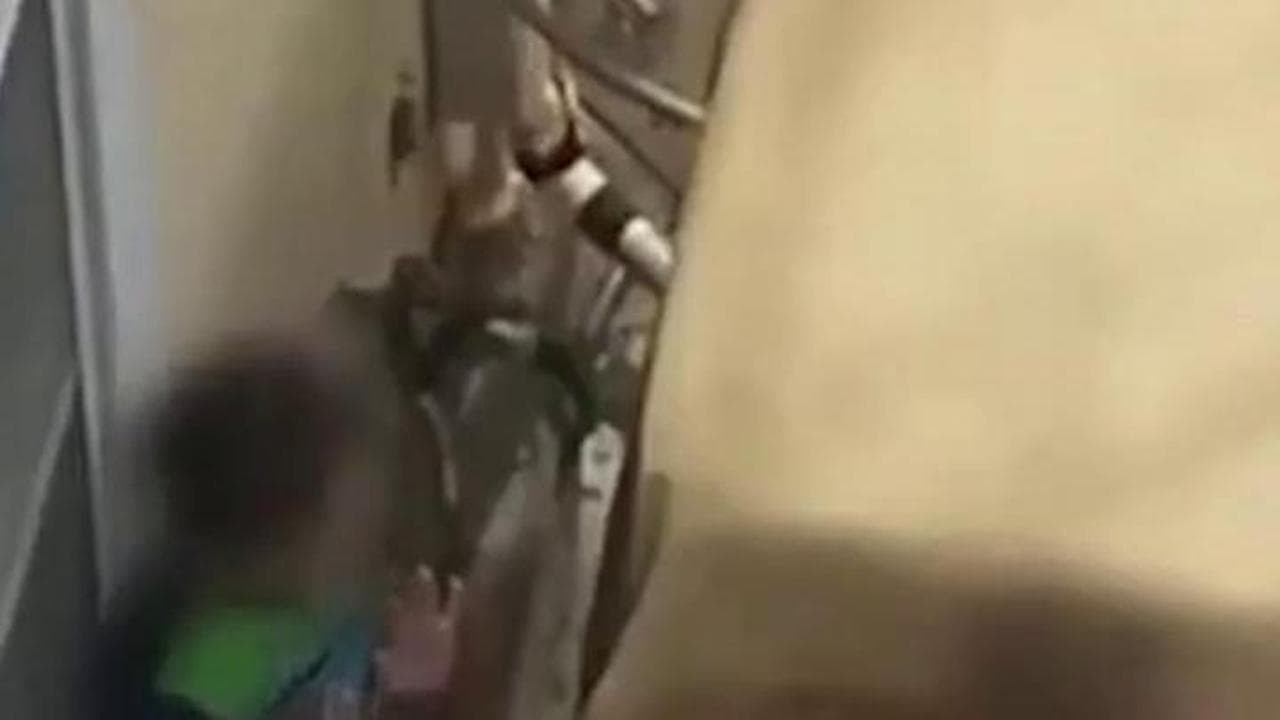 New Mexico, bambini puntano una pistola contro la polizia: il difficile intervento degli agenti