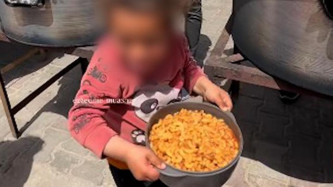 Gaza, la gioia dei bambini per un piatto di pasta