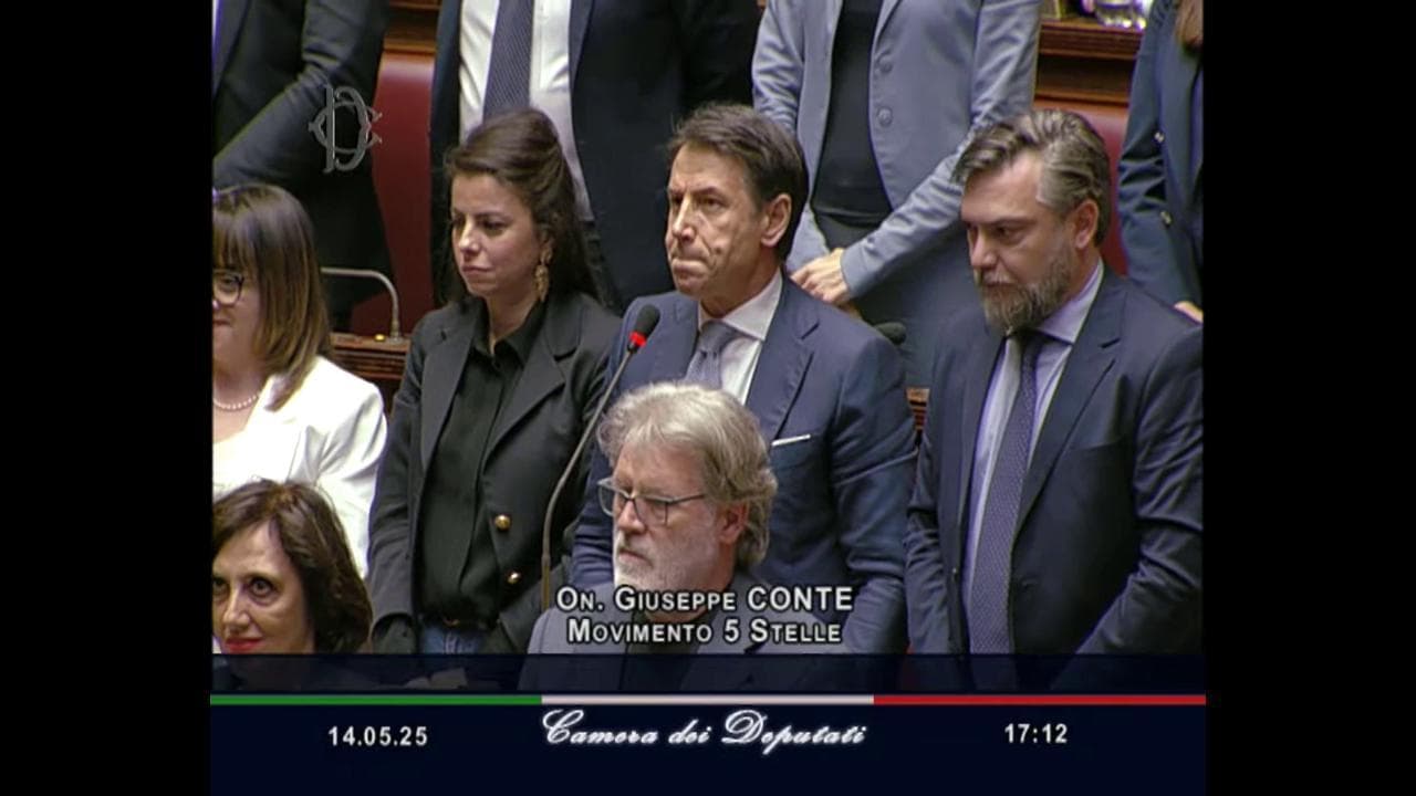 Conte sfida Meloni in Aula: "Tutti in piedi contro lo sterminio a Gaza. Rimane seduta, presidente?"