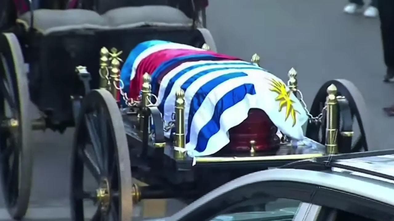 Montevideo, migliaia di persone danno l'addio all'ex presidente Pepe Mujica