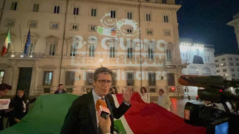 Cittadinanza, flashmob del comitato per il “Sì" proietta il logo del referendum su palazzo Chigi