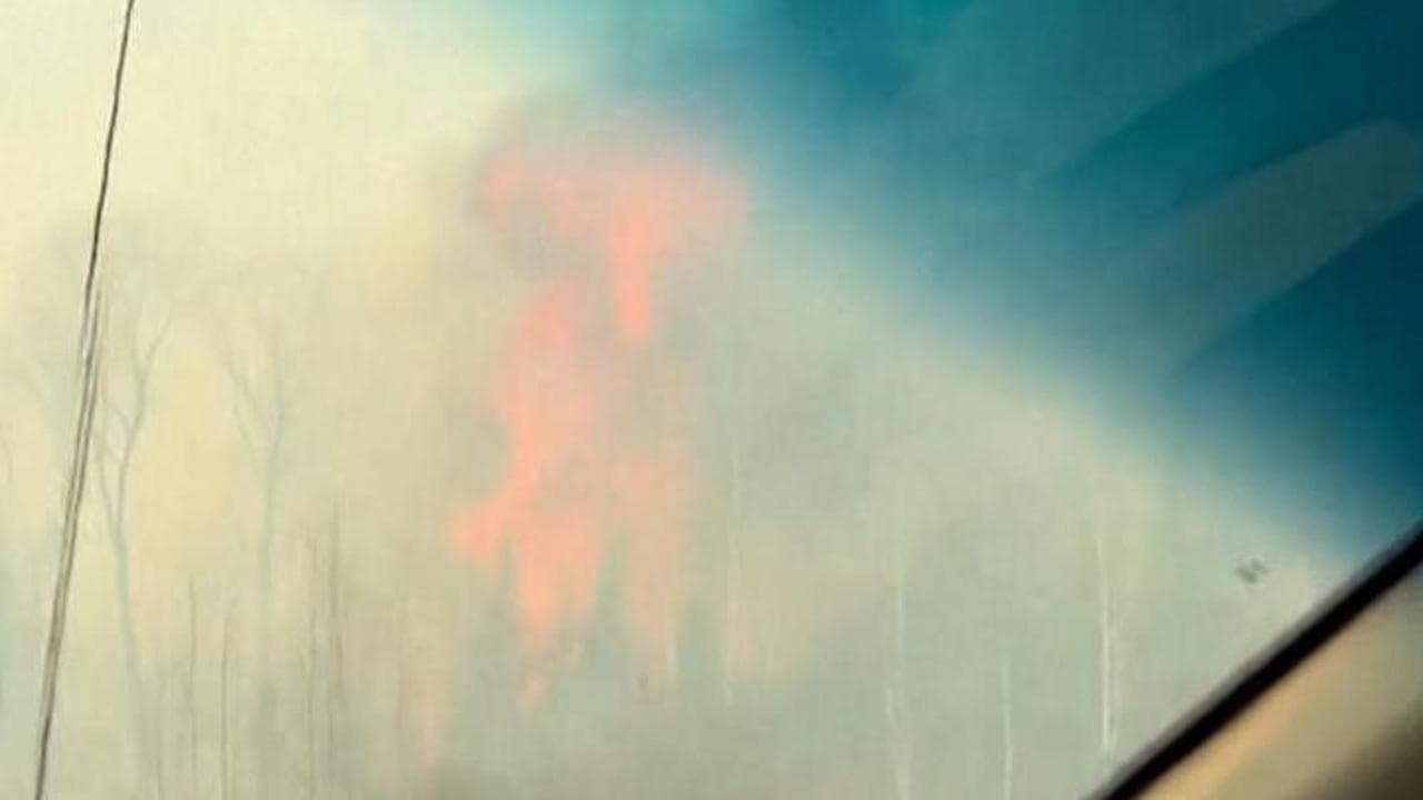 Canada, Manitoba brucia: l'automobilista attraversa i boschi in fiamme