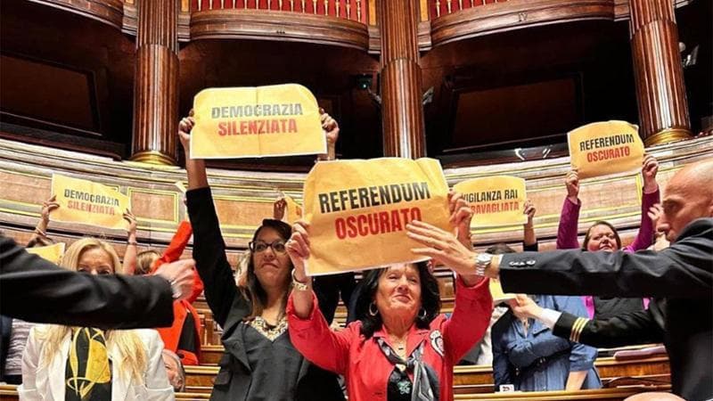 Protesta M5s al Senato con i cartelli su Rai, referendum e Gaza: “Democrazia silenziata”