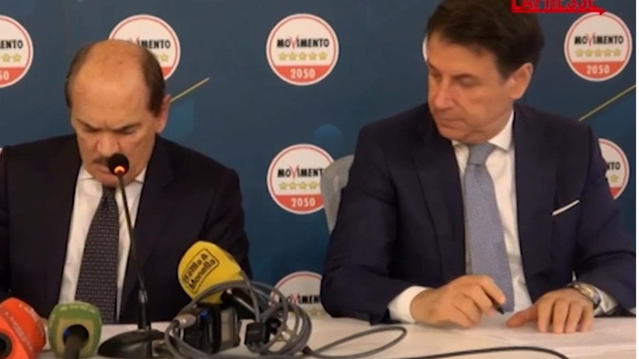 M5S, suonano i cellulari in conferenza stampa. La battuta di Conte: "È Paragon"