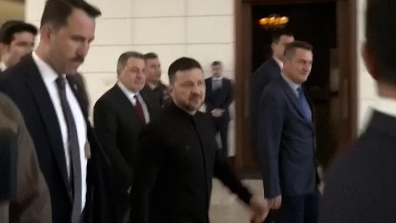 Zelensky arriva ad Ankara, il messaggio a Putin: "Sono qui"