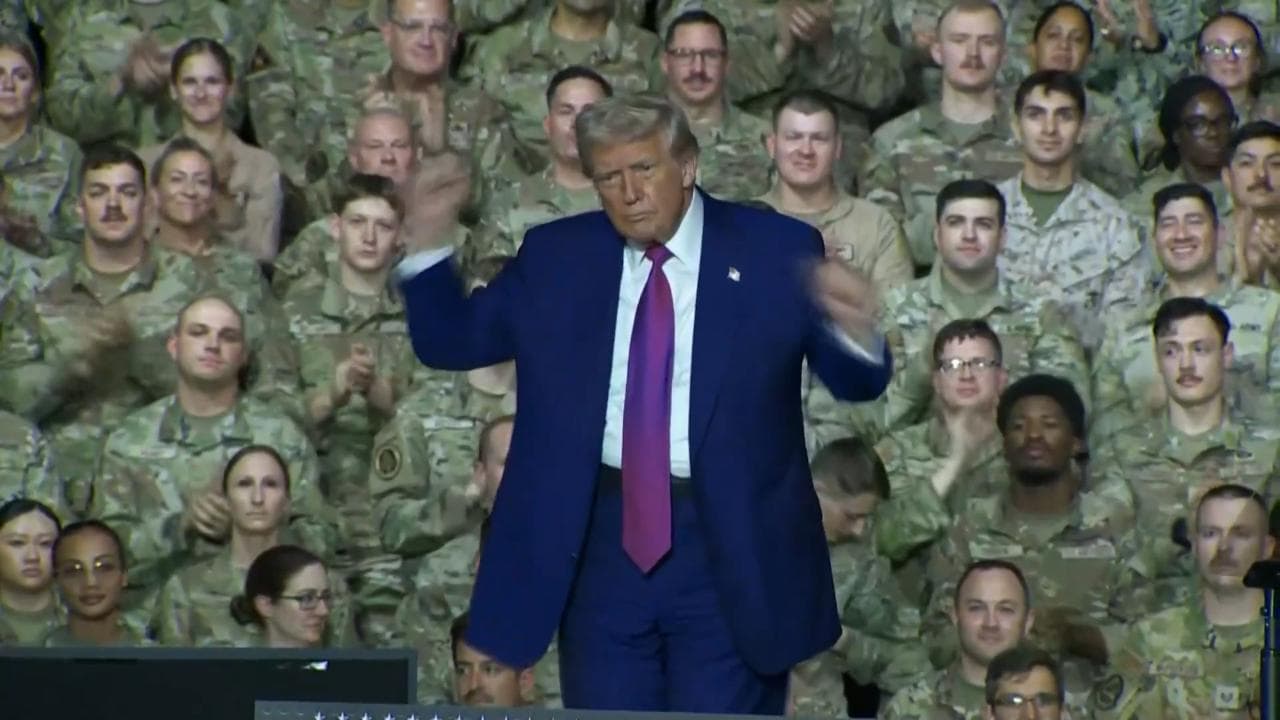 "Trump dance" all'estero: il balletto del presidente Usa davanti ai militari della base in Qatar