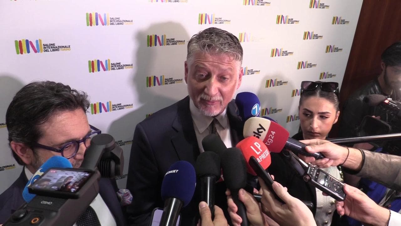 Salone del Libro, Giuli: "Ha ragione il comandante Favino. Le firme non mi interessano”