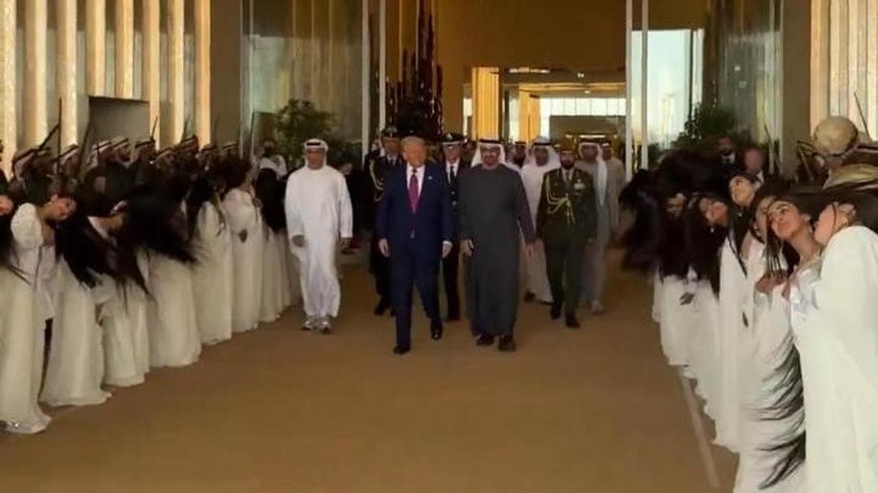 Trump arriva ad Abu Dhabi: in suo onore anche la 'danza dei capelli'
