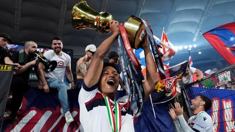 Ndoye con la coppa Italia