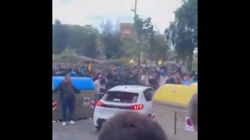 Auto sulla folla prima del derby Espanyol-Barcellona: 13 feriti. “Non un attacco deliberato”