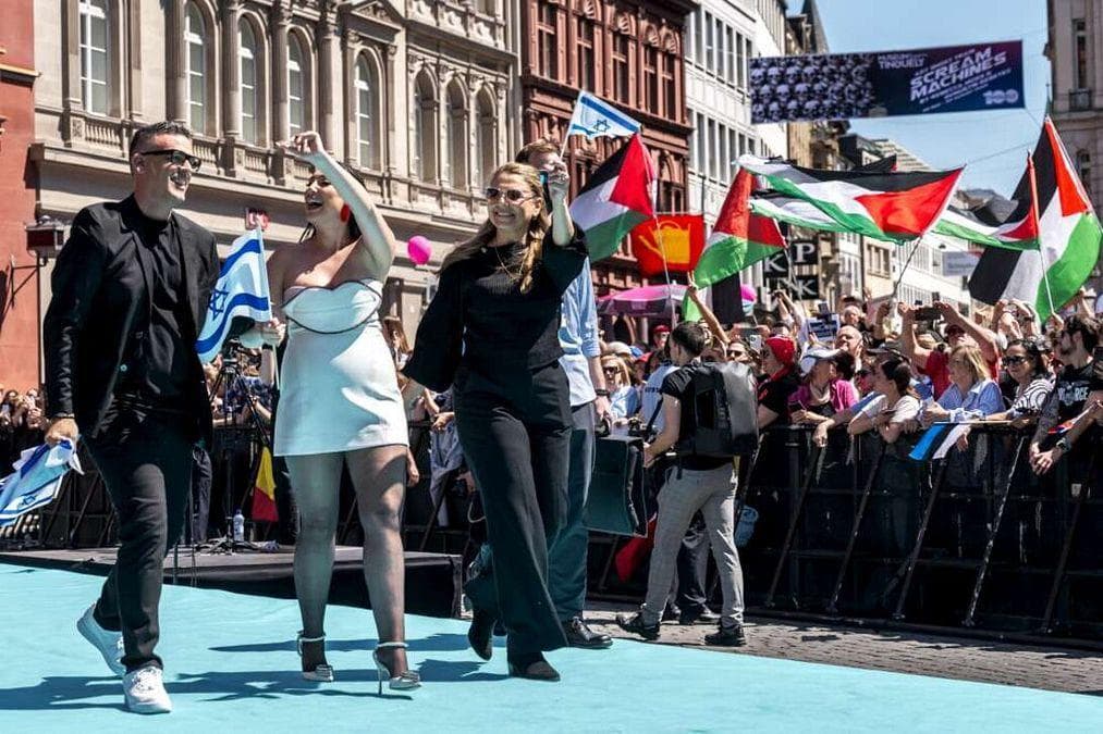 Le proteste pro Gaza durante la sfilata degli artisti in gara a Basilea