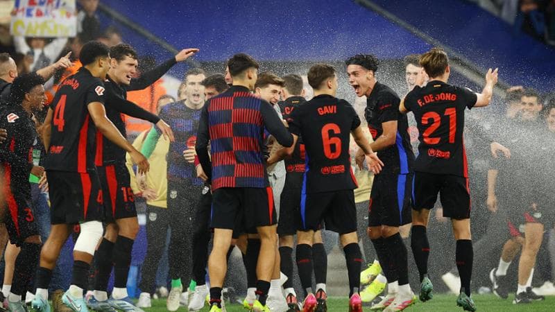 I giocatori del Barcellona festeggiano a fine partita