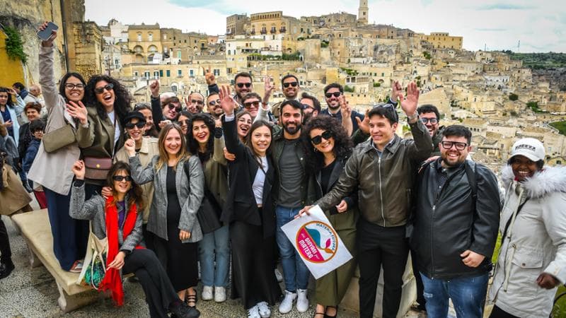 Alcuni dei ragazzi e ragazze under 35  che, dopo aver organizzato le primarie a Matera, sostengono Roberto Cifarelli, che ha battuto gli altri candidati. foto di Michele Piscitelli