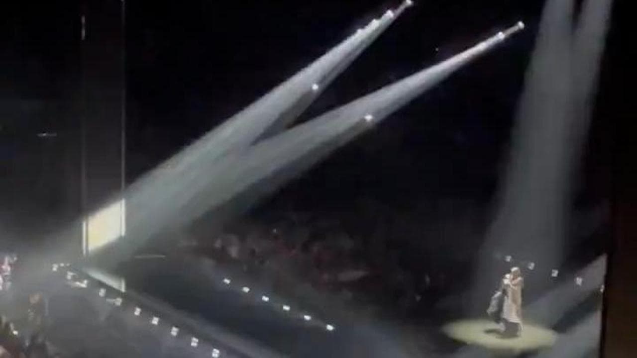 Eurovision, bandiera palestinese e fischi dal pubblico quando sale sul palco la cantante israeliana