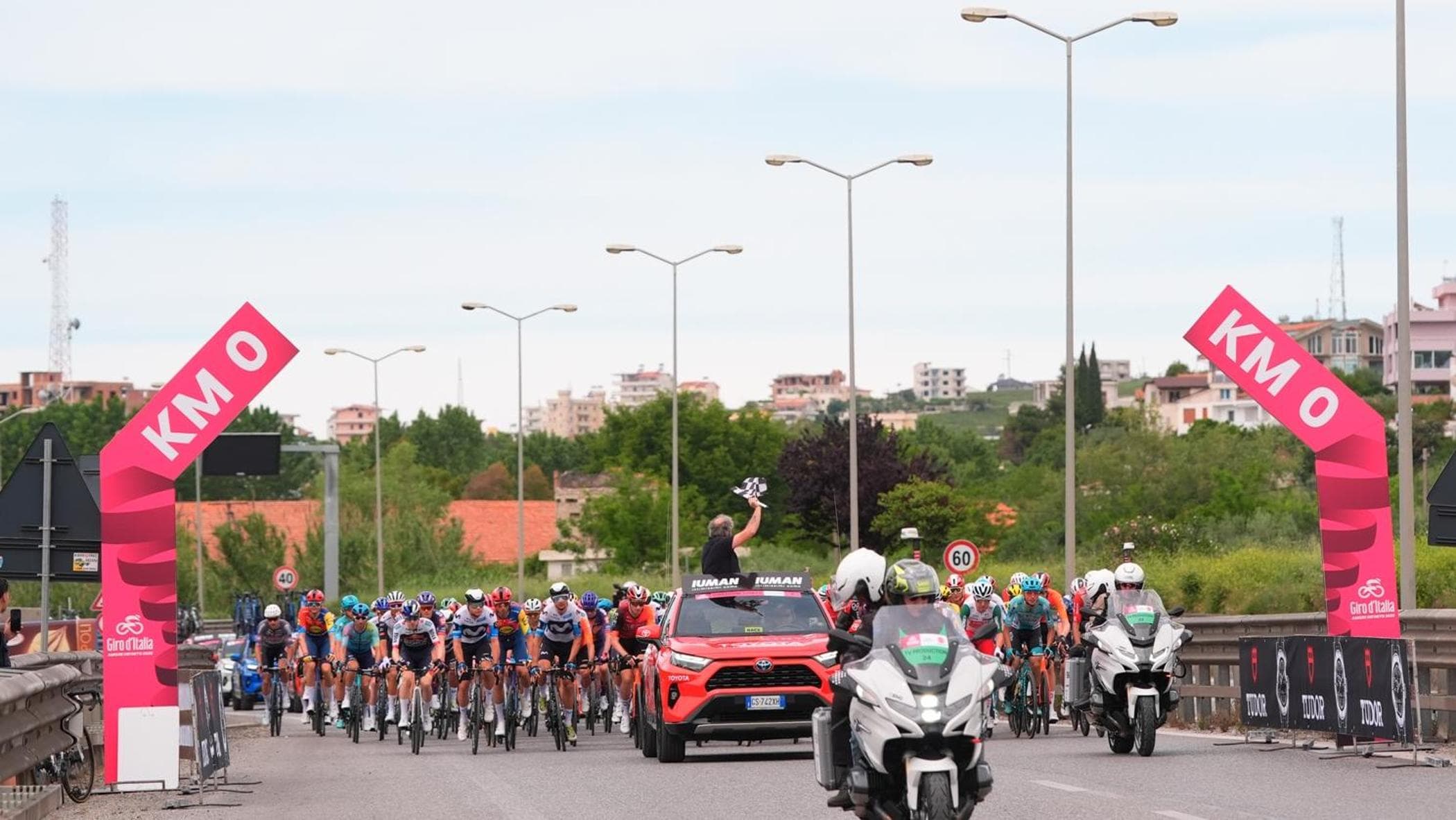 トヨタは、電化的な手段でサイクリングのGiro D’Italiaをサポートしています