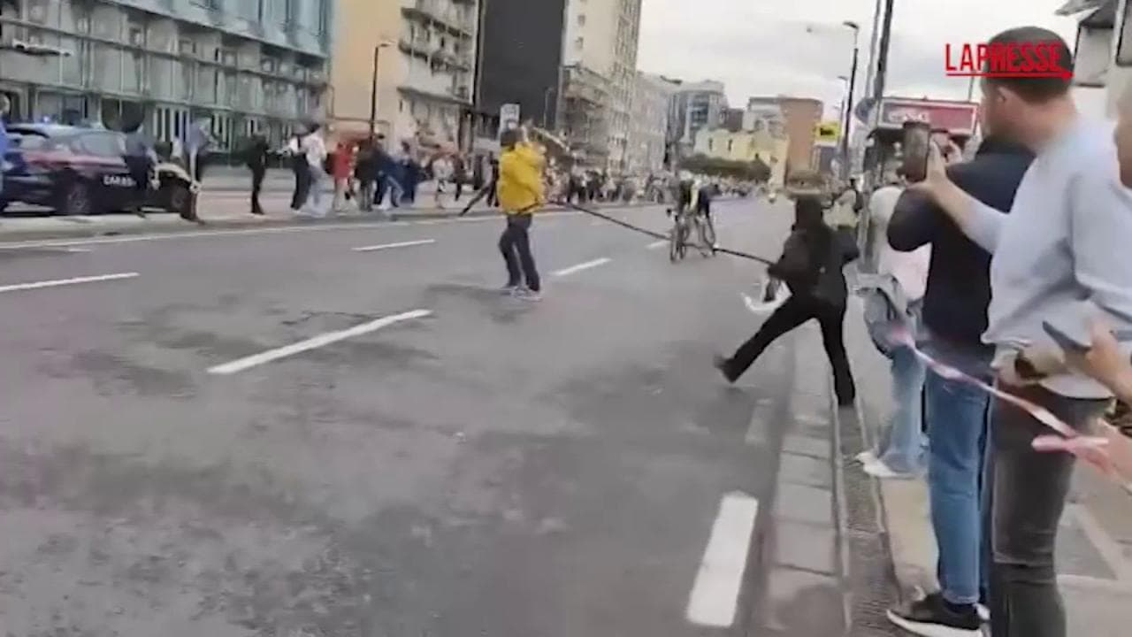 Protesta ProPal al Giro d'Italia, manifestante si lancia tra i ciclisti che lo evitano per un soffio