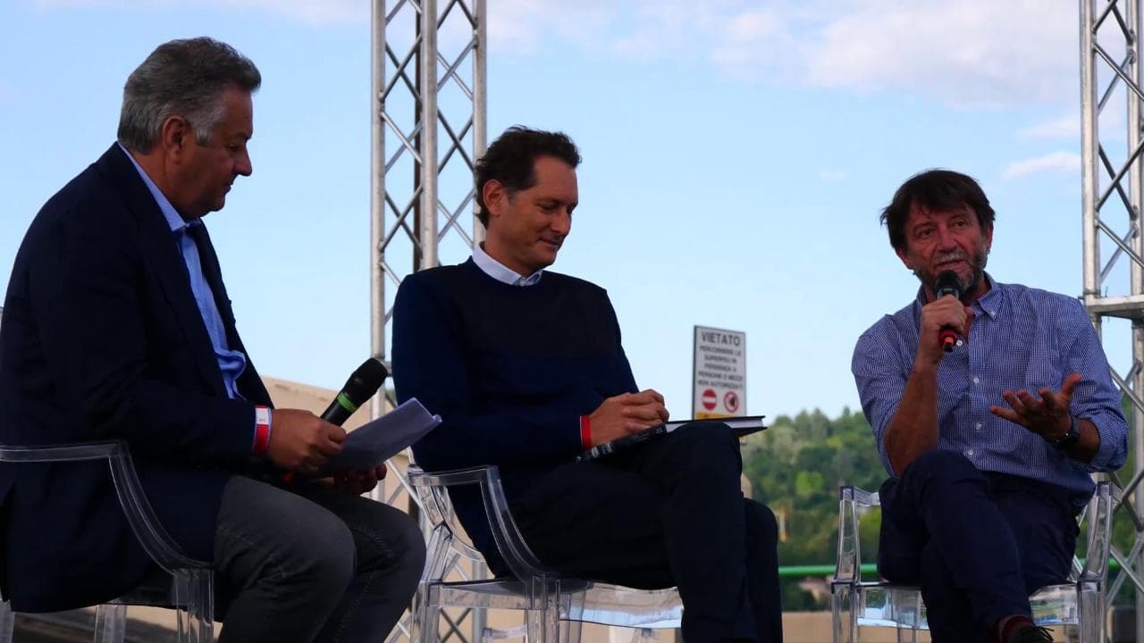 Salone del Libro, Soldini con Elkann: "Noi in barca a vela inseguiti dalle orche"