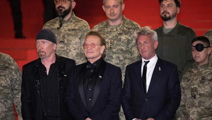 Bono, alla première di “Surrender” posa sul red carpet di Cannes con i soldati ucraini