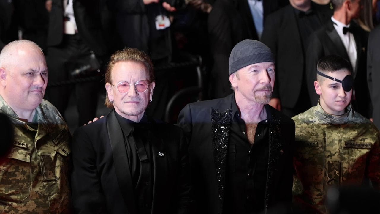 Bono Vox e i soldati ucraini a Cannes: sorpresa sul red carpet con Sean Penn e The Edge