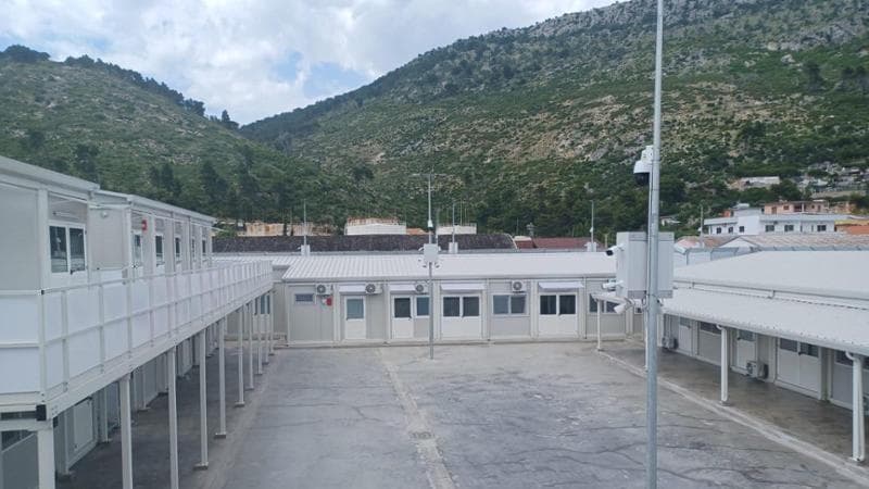 Migranti, il 62% degli italiani è contrario ai centri in Albania