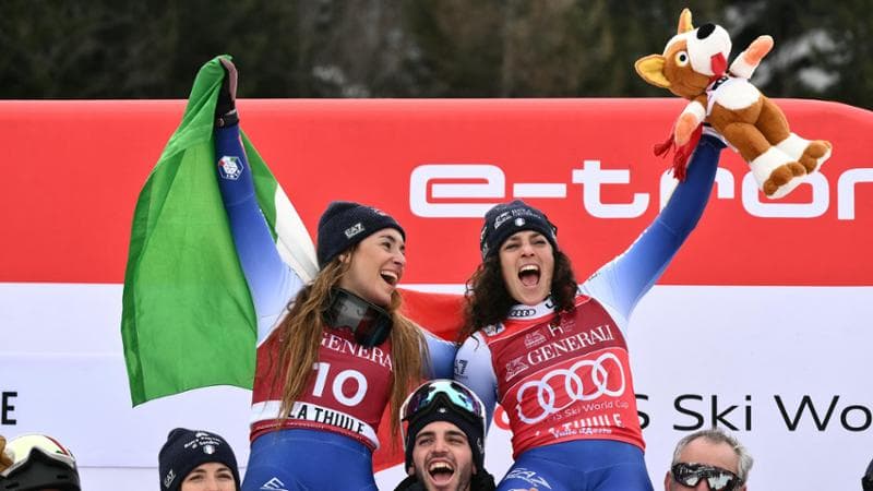 Goggia e Brignone festeggiano dopo il superG di La Thuile