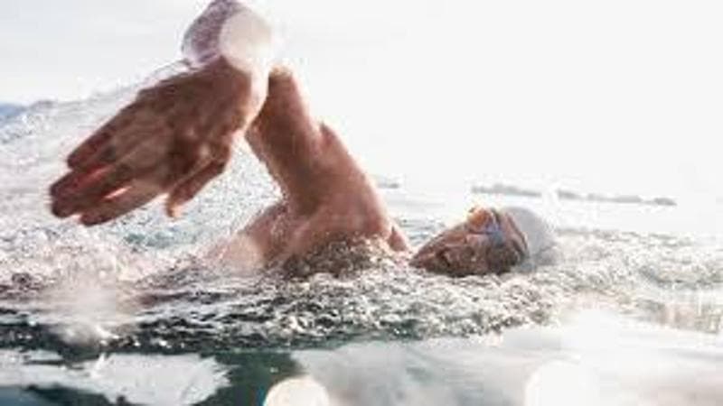 Nel mare di Spielberg a tu per tu per con gli squali: i 100km del nuotatore che sfida la paura