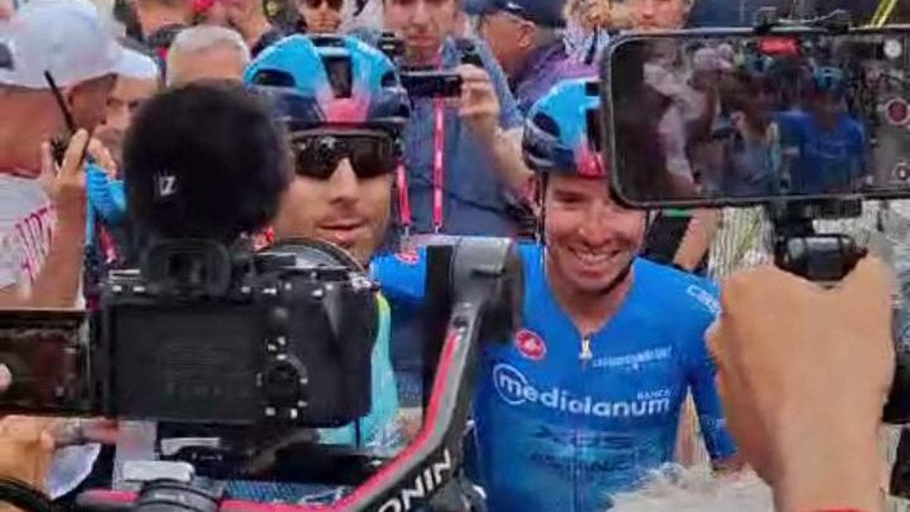 Diego Ulissi festeggia la maglia rosa al Giro d'Italia conquistata da un italiano dopo quattro anni