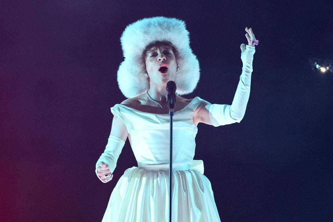 Nemo, vincitore nel 2024, apre la serata finale dell'Eurovision song contest