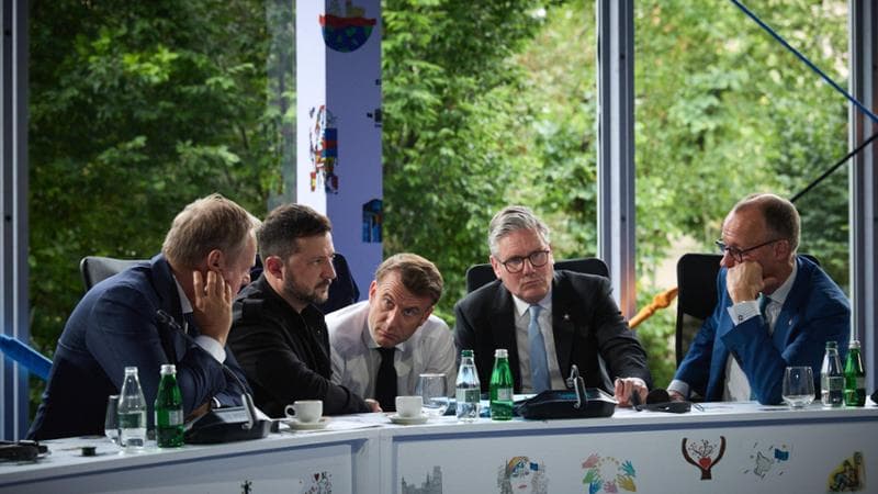 La telefonata a Tirana tra Donald Tusk, Volodymir Zelensky, Emmanuel MAcron, Keir Starmer e Friedrich Merz con Donald Trump
