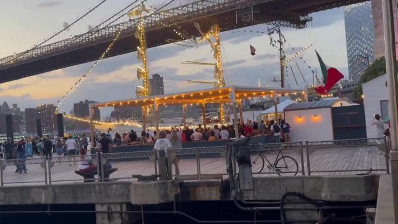 New York, nave militare messicana urta il ponte di Brooklyn: il momento dell'impatto