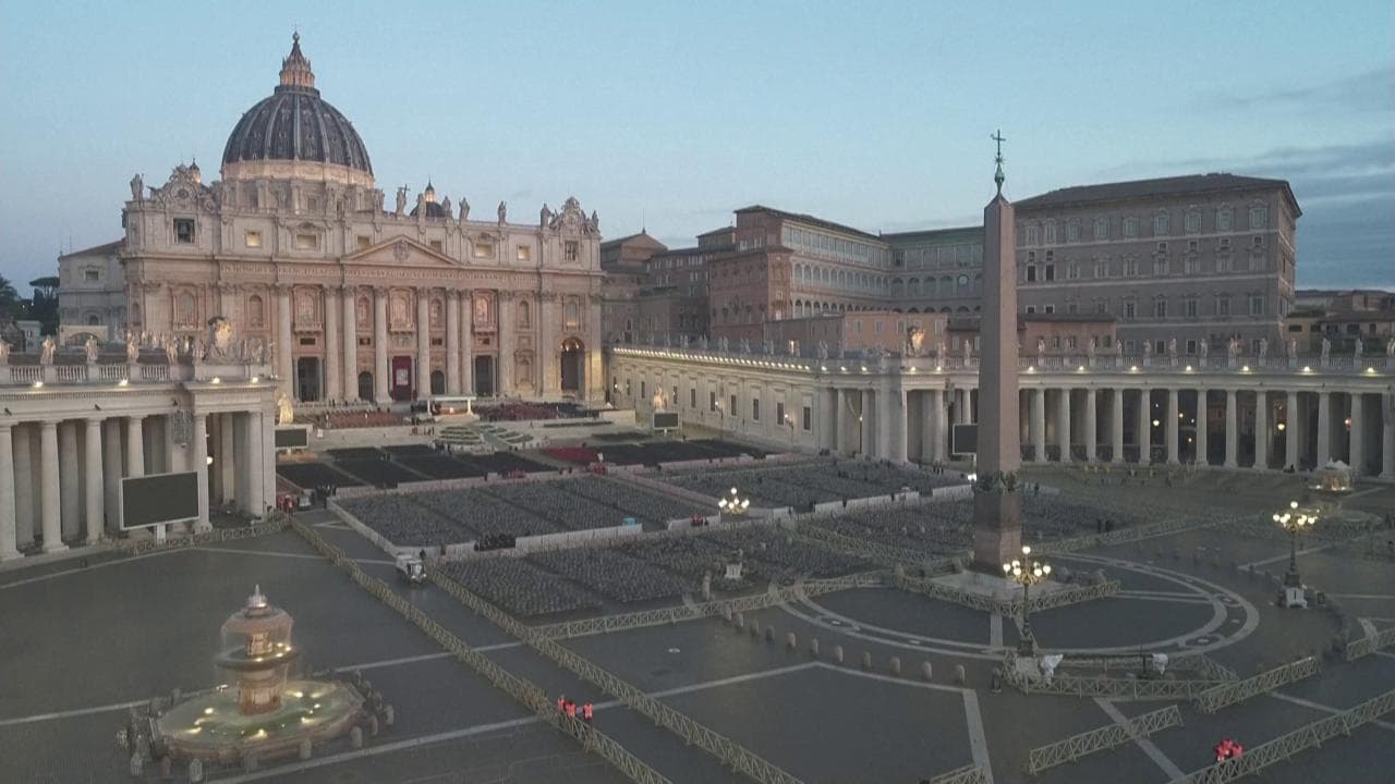 Preparativi all'alba e piazza piena per la messa: San Pietro nel giorno di Leone XIV (timelapse)