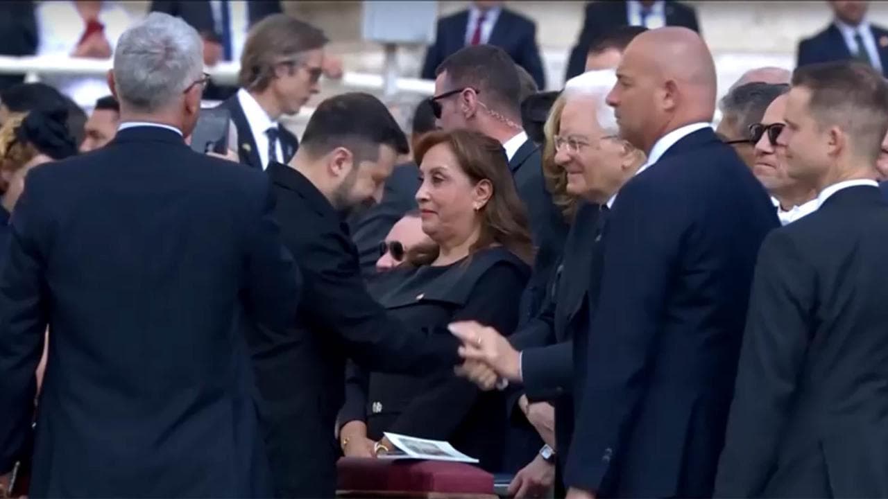 I leader a San Pietro per Leone XIV: Meloni, Vance e la calorosa stretta di mano Mattarella-Zelensky