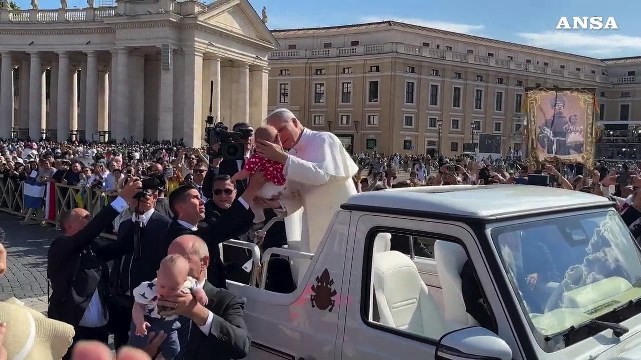 Papa Leone XIV benedice due neonati. I genitori americani: "Fantastico"