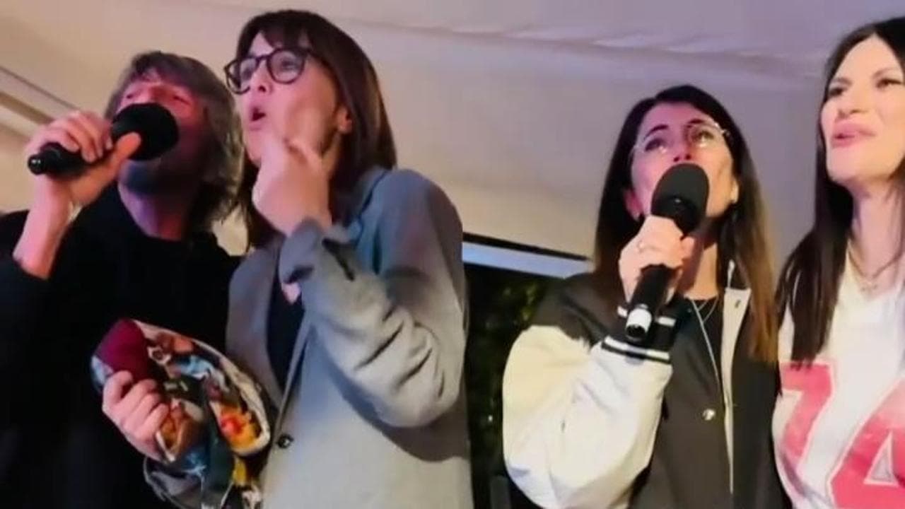 Pausini festeggia 51 anni con un karaoke tra amiche: sul palco anche Giorgia e Paola Cortellesi