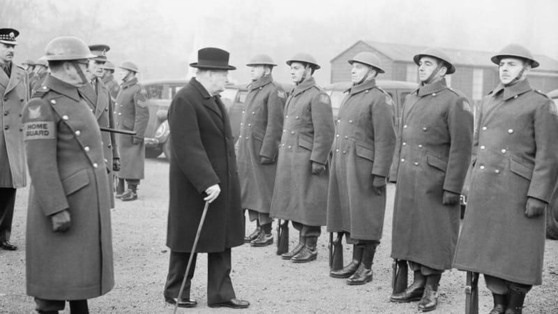 Winston Churchill ispeziona uno squadrone della Home Guard, Londra, 1941