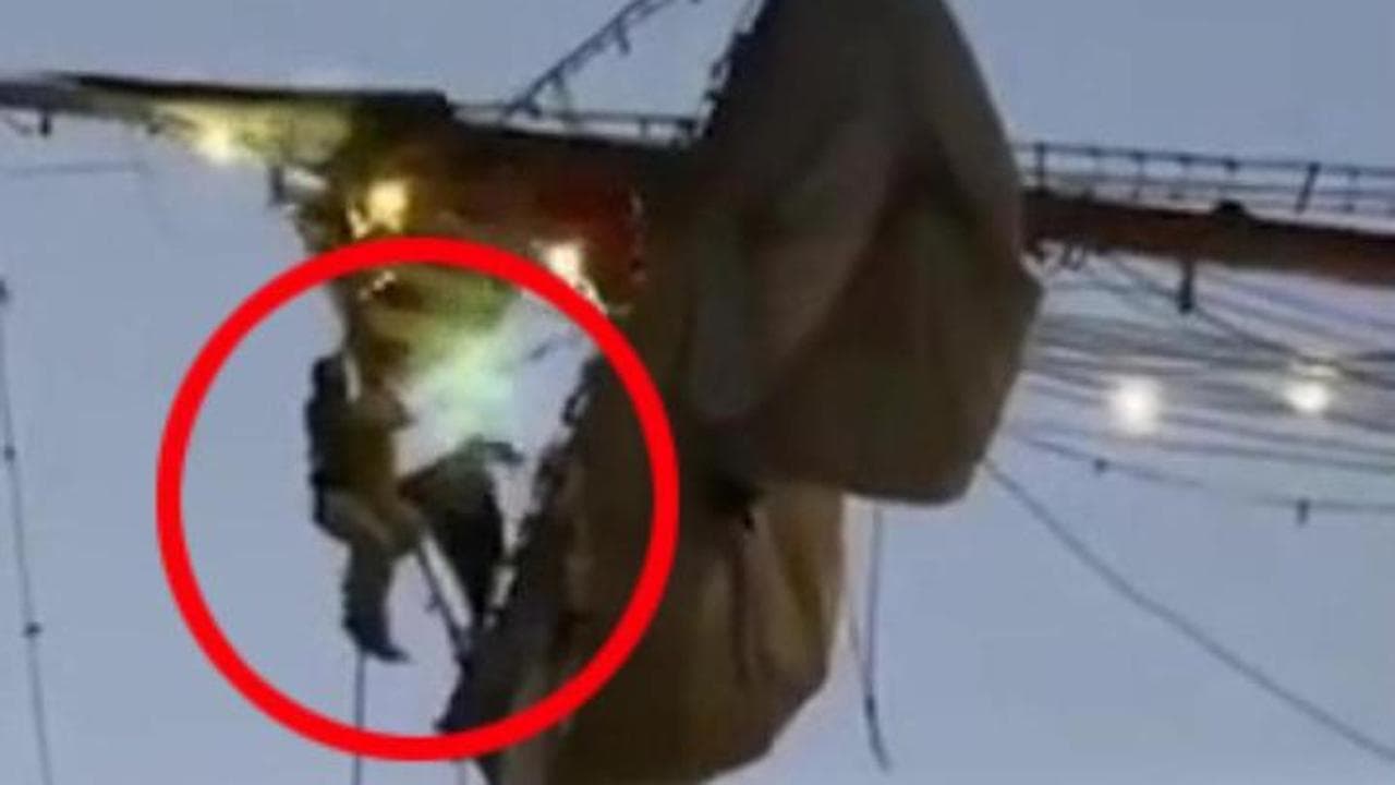 I marinai sospesi alle corde degli alberi dopo l'impatto della nave contro il ponte di Brooklyn