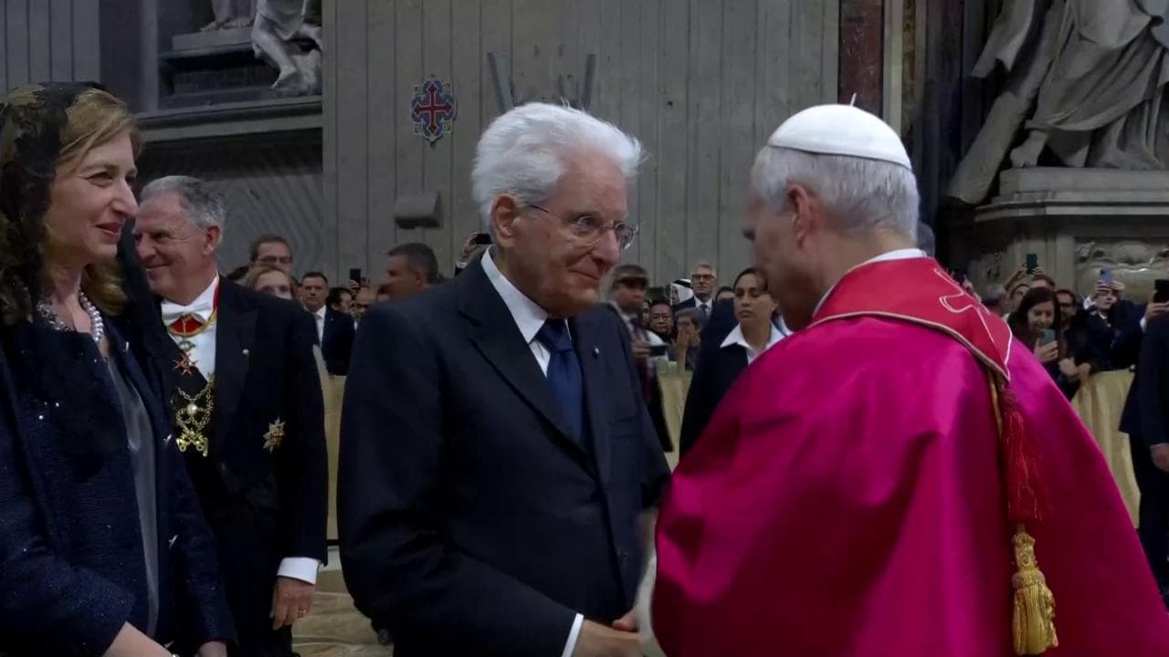 Mattarella e Meloni salutano papa Leone XIV al termine della messa di inizio pontificato