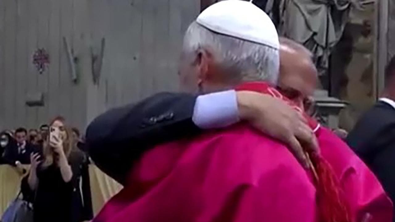 Papa Leone XIV abbraccia il fratello Lou dopo la messa