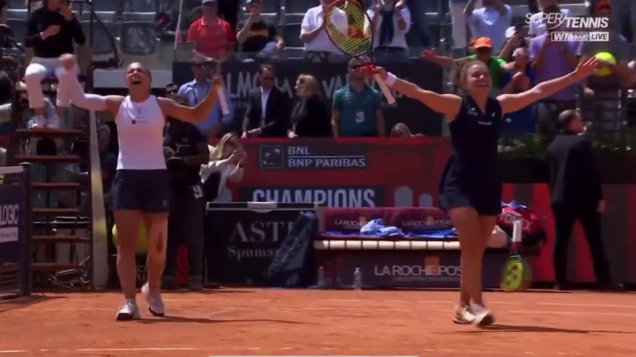 Internazionali di tennis, bis di Paolini: vince anche il doppio con Errani, l'esultanza in campo