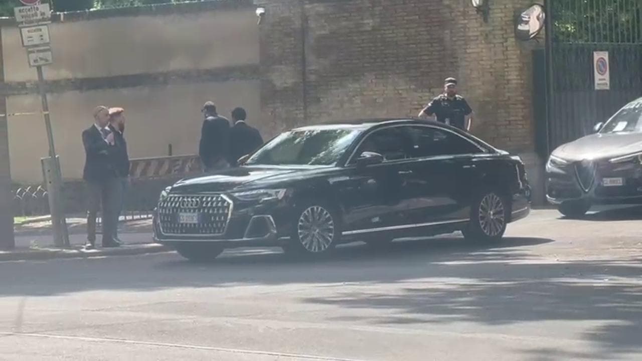 Zelensky incontra JD Vance a Roma per discutere della tregua: le immagini da Villa Taverna