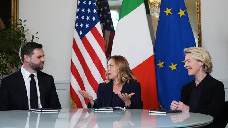 La premier Giorgia Meloni tra il vicepresidente degli Stati Uniti, J.D. Vance, e la presidente della Commmissione Ue Ursula von der Leyen
