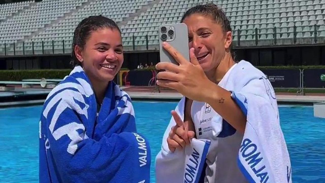 Paolini - Errani, promessa mantenuta: il tuffo dal trampolino dopo la vittoria in doppio