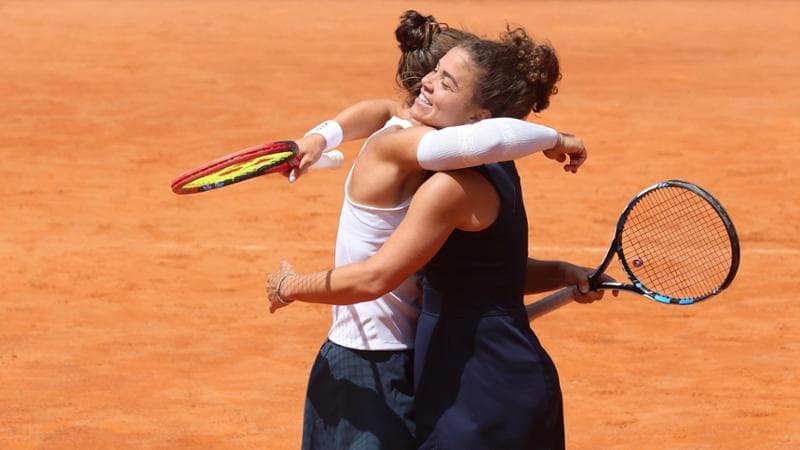 L'abbraccio tra Paolini e Errani