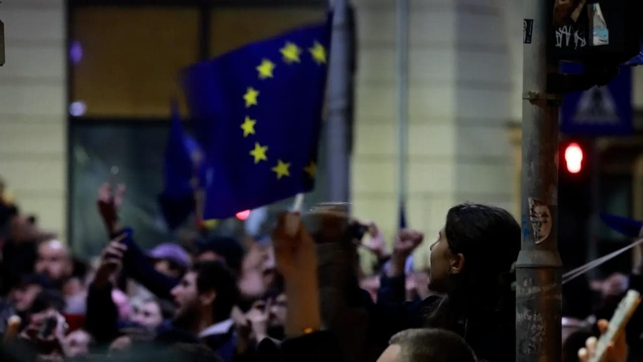 Elezioni Romania, migliaia in piazza per festeggiare la vittoria del filoeuropeista Nicusor Dan