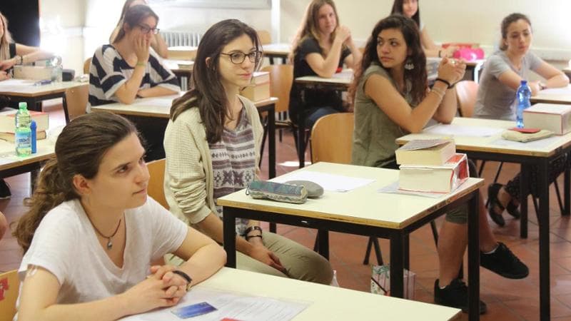 22-06-16 Bologna via nazario Sauro  Esame di maturità al Liceo Minghetti con il Provveditore Giovanni Schiavone che saluta gli studenti  .foto eikon