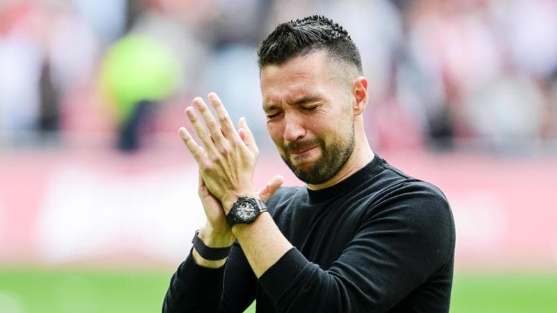 Francesco Farioli in lacrime dopo l'ultima partita di campionato
