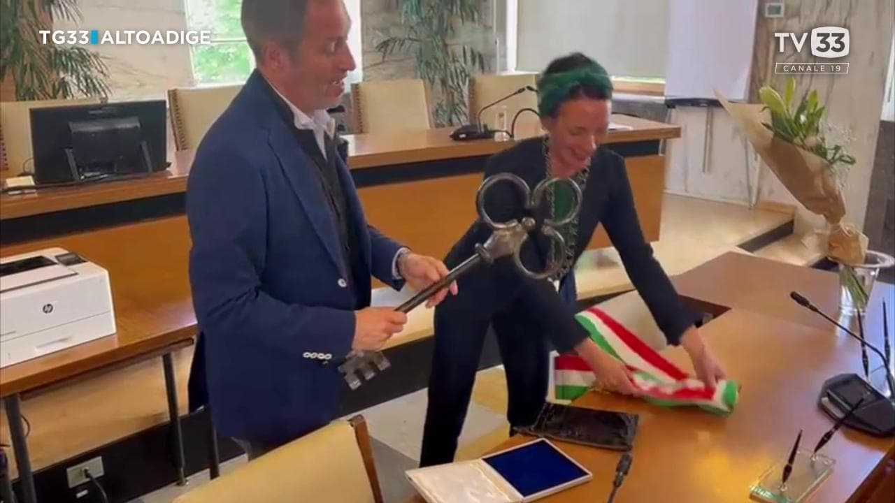 La neosindaca di Merano Katharina Zeller rifiuta di indossare la fascia tricolore