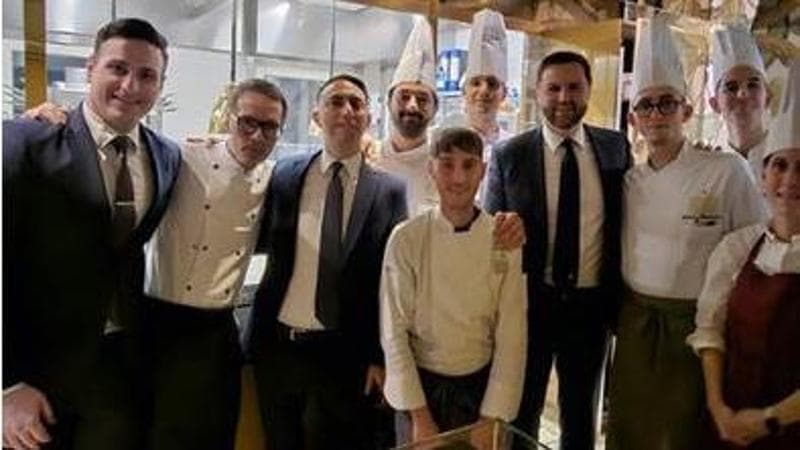 Vance (quarto da destra) insieme allo staff del ristorante Aroma, una stella Michelin, dove ha cenato domenica
