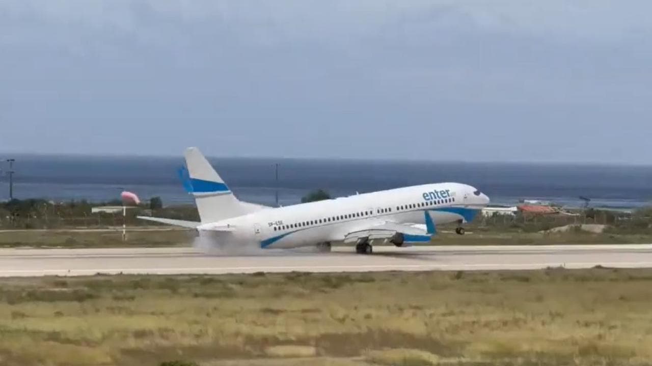 Rodi: troppo vento in pista, l'atterraggio del Boeing è da brividi